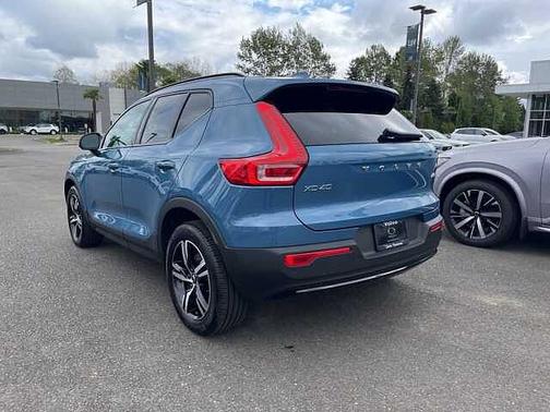 Fjord Blue 2024 Volvo XC40 Core