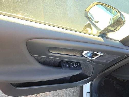 2024 Volvo XC40 Core