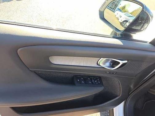 Crystal White 2025 Volvo XC40 Plus