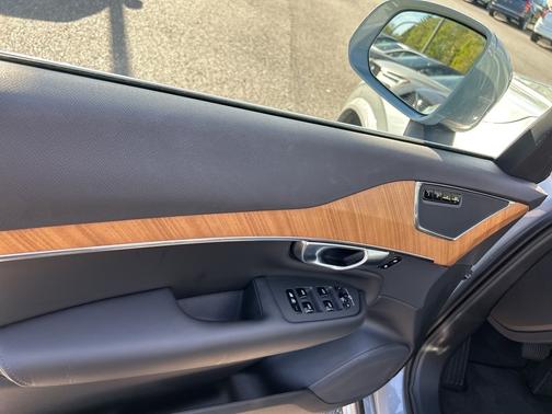 2024 Volvo XC90 B5 Plus