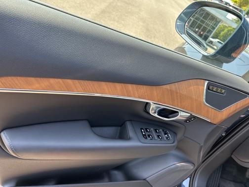 2024 Volvo XC90 B5 Plus
