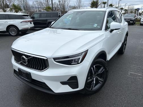 2025 Volvo XC40 B5 Core