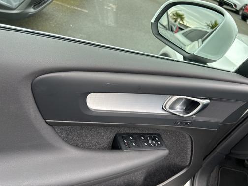 2025 Volvo XC40 B5 Core
