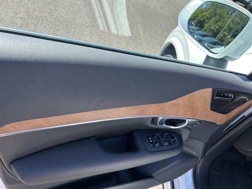 2024 Volvo XC90 Recharge Plug-In Hybrid T8 Plus Bright Theme 7 Passenger