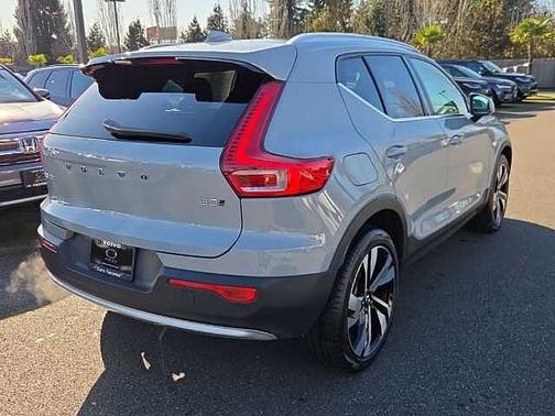 2025 Volvo XC40 B5 Plus Bright Theme