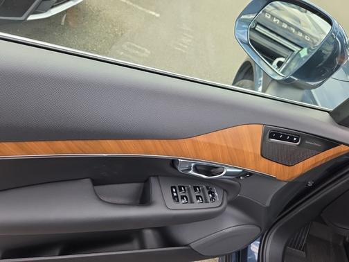 2025 Volvo XC90 B6 Plus 7-Seater