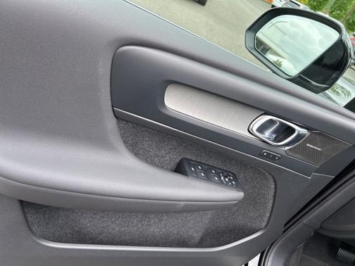 2024 Volvo XC40 B5 Plus Bright Theme