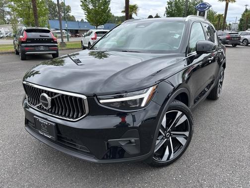 2024 Volvo XC40 B5 Plus Bright Theme