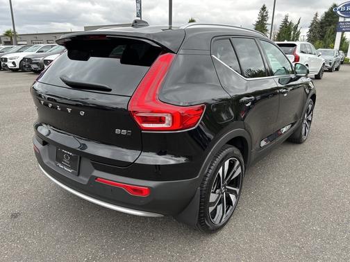 2024 Volvo XC40 B5 Plus Bright Theme