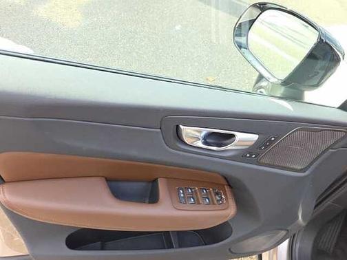 Bright Dusk 2023 Volvo XC60 Plus