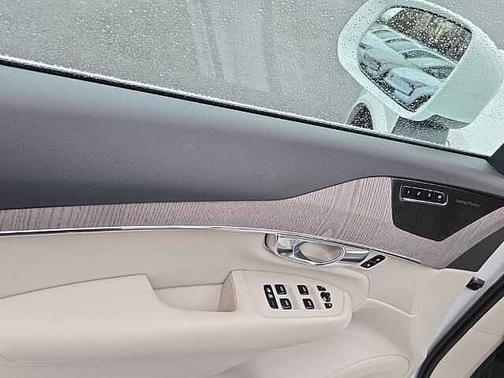2023 Volvo XC90 Plus