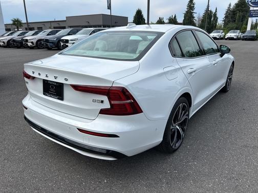 2024 Volvo S60 B5 Plus Dark Theme