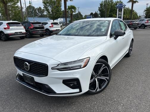 2024 Volvo S60 B5 Plus Dark Theme
