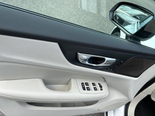 2024 Volvo S60 B5 Plus Dark Theme