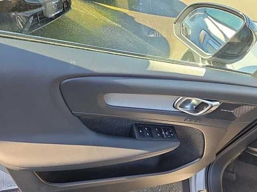 2025 Volvo XC40 Plus