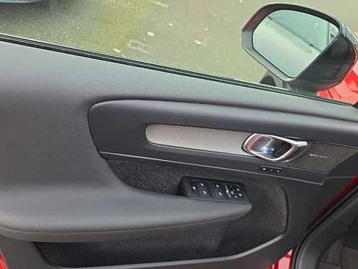 2025 Volvo XC40 Plus