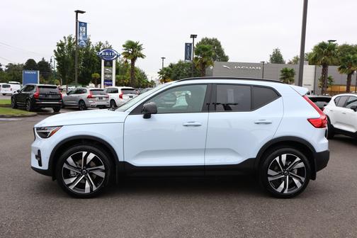 2024 Volvo XC40 B5 Plus Dark Theme