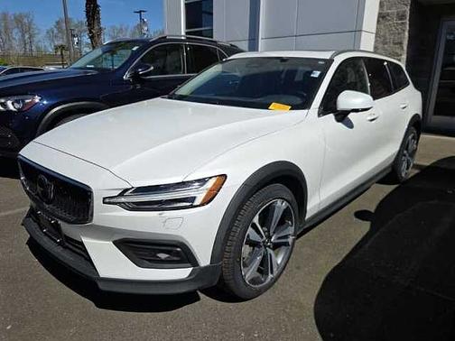 2023 Volvo V60 Cross Country Plus