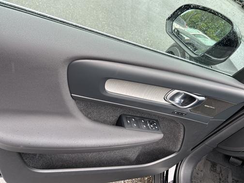 2024 Volvo XC40 B5 Plus Bright Theme
