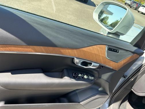 2024 Volvo XC90 B5 Plus