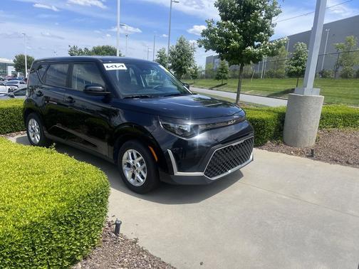 Fusion Black 2025 Kia Soul LX