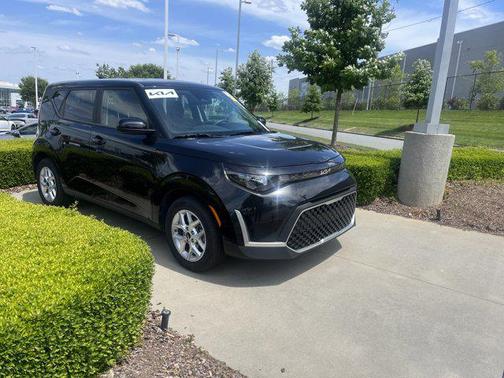 Fusion Black 2025 Kia Soul LX