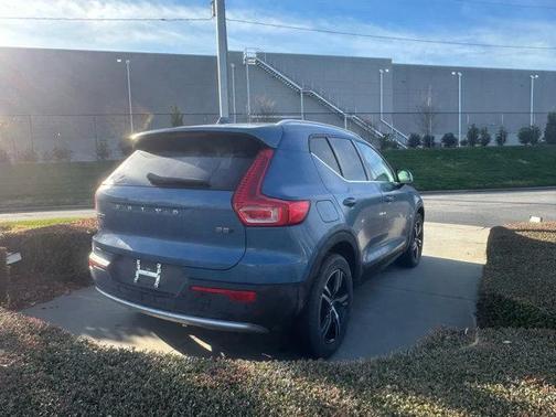 2025 Volvo XC40 B5 Core Bright Theme