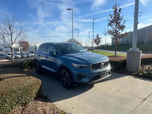 2025 Volvo XC40 B5 Core Bright Theme