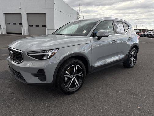 2025 Volvo XC40 B5 Core Bright Theme