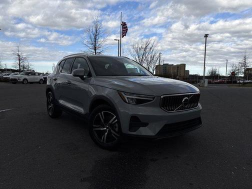 2025 Volvo XC40 B5 Core Bright Theme
