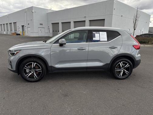 2025 Volvo XC40 B5 Core Bright Theme