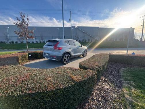 2025 Volvo XC40 B5 Core Bright Theme