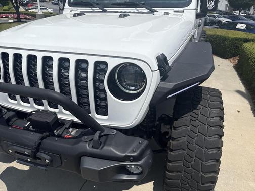 Bright White Clearcoat 2023 Jeep Gladiator Freedom