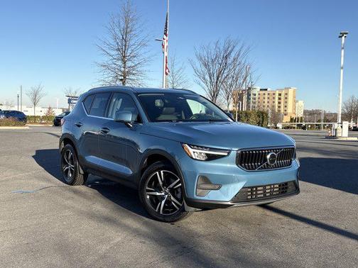 2025 Volvo XC40 B5 Core Bright Theme