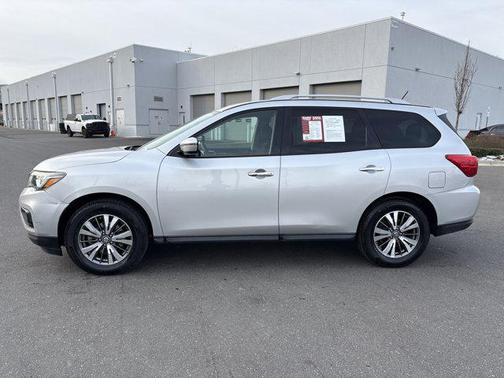 2017 Nissan Pathfinder SV