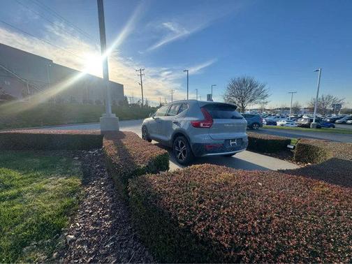 2025 Volvo XC40 B5 Core Bright Theme