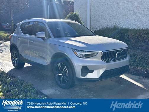 2025 Volvo XC40 B5 Core Bright Theme