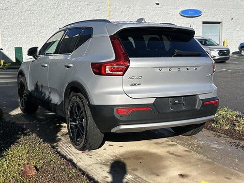 2025 Volvo XC40 B5 Core Bright Theme
