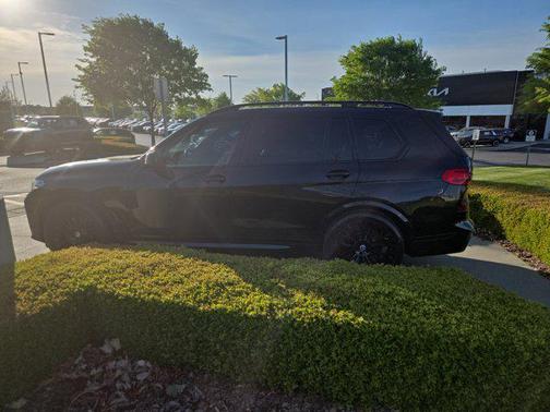 Black Sapphire Metallic 2022 BMW X7 M50i