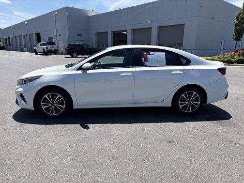 Snow White Pearl 2023 Kia Forte LXS