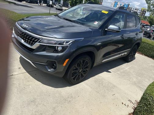 Gravity Gray 2022 Kia Seltos Nightfall Edition