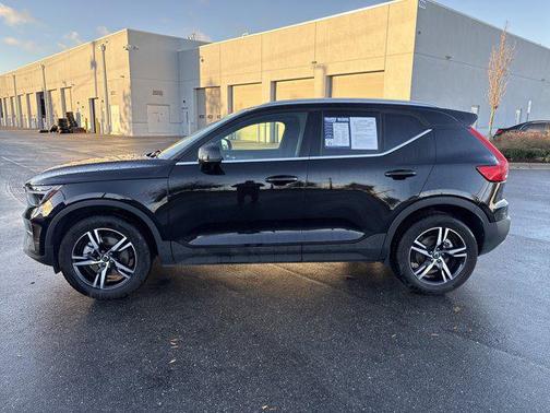 2025 Volvo XC40 B5 Core Bright Theme