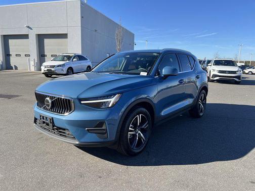 2025 Volvo XC40 B5 Core Bright Theme