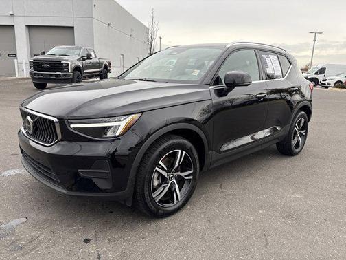 2025 Volvo XC40 B5 Core Bright Theme