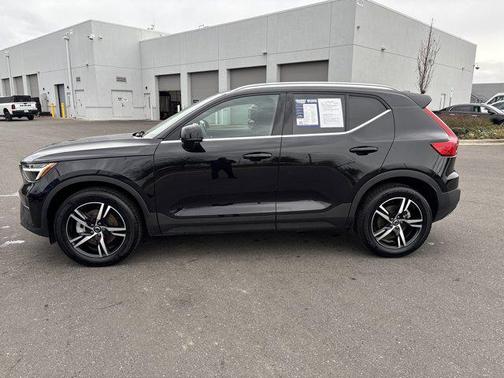 2025 Volvo XC40 B5 Core Bright Theme