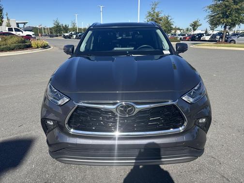 Magnetic Gray Metallic 2024 Toyota Highlander Platinum