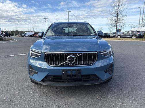 2025 Volvo XC40 B5 Core Bright Theme