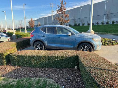 2025 Volvo XC40 B5 Core Bright Theme