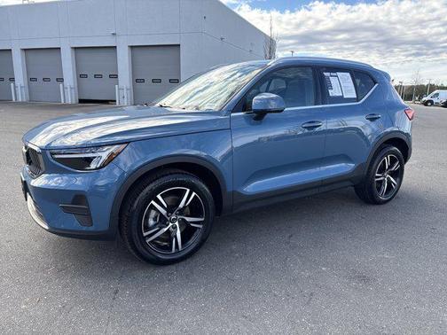 2025 Volvo XC40 B5 Core Bright Theme