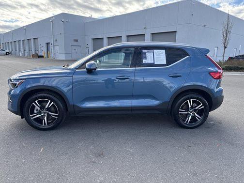 2025 Volvo XC40 B5 Core Bright Theme